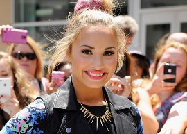 Demi Lovato unhas
