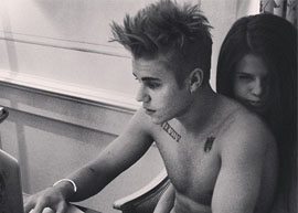 Justin Bieber e Selena Gomez abraçados