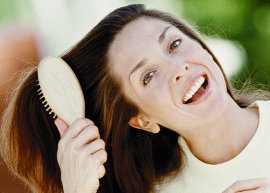 Mulher escovando os cabelos