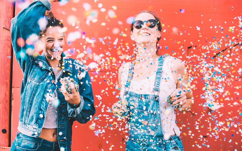 Como cada signo curte a solteirice: meninas felizes no meio de papel picado