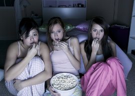 Amigas, cinema em casa, pipoca
