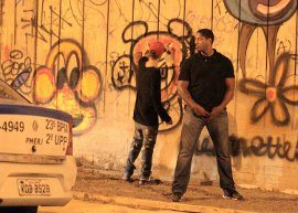 Justin Bieber faz grafite no Rio, briga com paparazzi e decepciona fãs