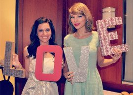 Taylor Swift vai a despedida de solteira de uma fã