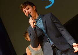 Ansel Elgort dança em divulgação do filme "A Culpa É Das Estrelas"