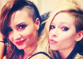 Avril Lavigne e Demi Lovato tiram selfie em camarim