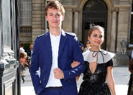 Ansel Elgort e Violetta Komyshan vão juntos à semana de moda em Paris