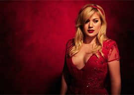 kelly clarkson de vermelho