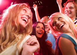 pessoas dançando em festa