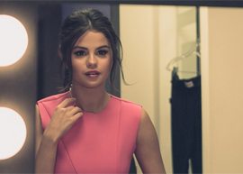 selena gomez de vestido rosa