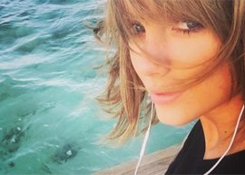 taylor swift na piscina