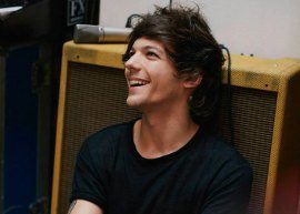 Louis Tomlinson tira foto e acalma fã em jogo de futebol