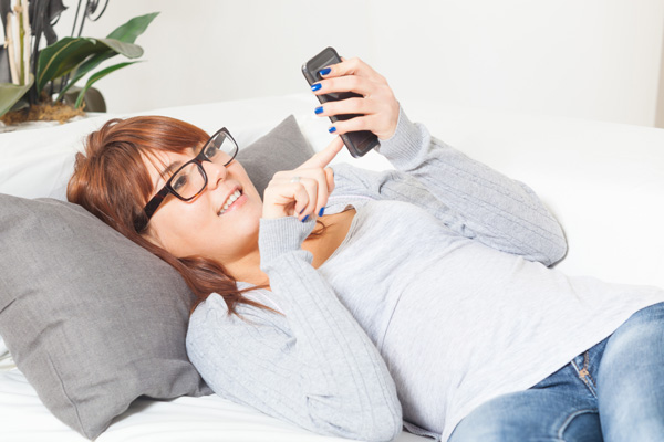 menina mexendo no celular