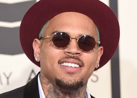 chris brown em tapete vermelho
