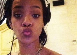 rihanna gravando e mandando beijo