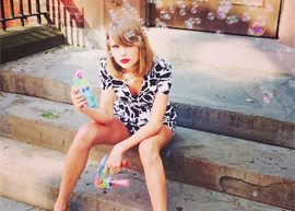 taylor swift sentada na calçada