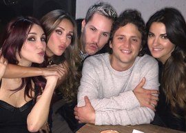 Anahí publica fotos com ex- RBDs na madrugada