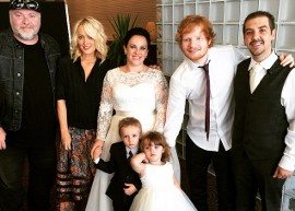 Ed Sheeran surpreende fãs em festa de casamento