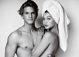 Celebridades fotografas só de toalha por Mario Testino