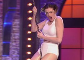 Anne Hathaway dubla Miley Cyrus no programa “Lip Sync Battle”