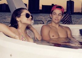 Becky G e Austin Mahone curtem festa em iate