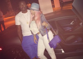 Nicki Minaj mostra anel e insinua estar noiva de Meek Mill
