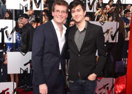 John Green e Nat Wolff virão ao Brasil para divulgar o filme "Cidades de Papel"
