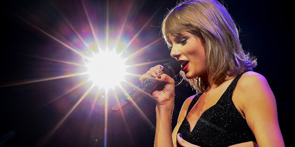 [VÍDEO] Selena Gomez , Justin Timberlake e Lisa Kudrow participam de show da Taylor Swift