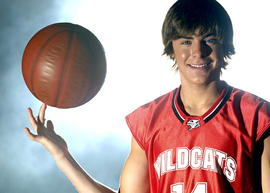 Zac Efron não consegue reconhecer música de "High School Musical", durante entrevista