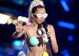 Miley Cyrus diz que "não está tentando fazer parte do grupo de Taylor Swift"