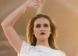 Perrie Edwards dá conselho para quem terminou o namoro: "coma bastante porcaria"