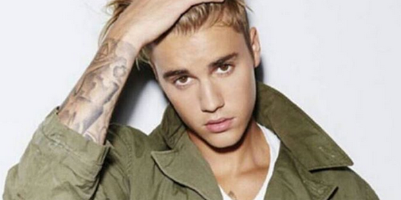 Justin Bieber faz tatuagem em homenagem ao seu novo álbum