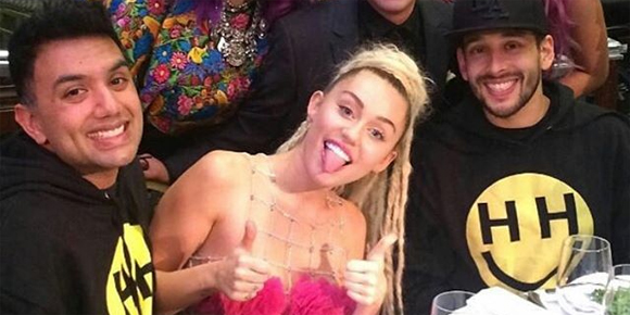 Piano lambido por Miley Cyrus é leiloado por U$50 mil