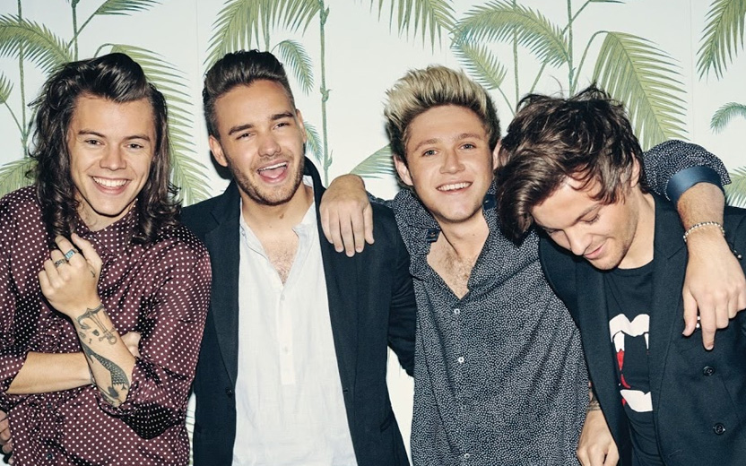 integrantes do one direction sorrindo e abraçados