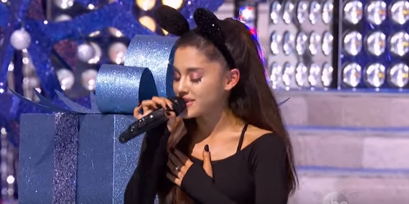 Ariana Grande canta no Natal da Disney