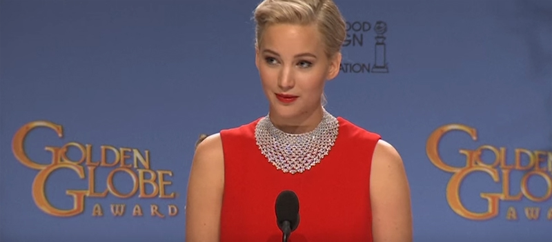 Jennifer Lawrence discute com repórter durante coletiva do Globo de Ouro