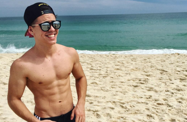 biel sem camisa na praia