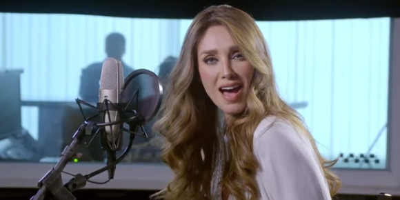 Anahí faz homenagem ao Papa Francisco em novo clipe