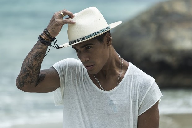 Assista ao clipe de "Sinal", novo single de Mika Borges
