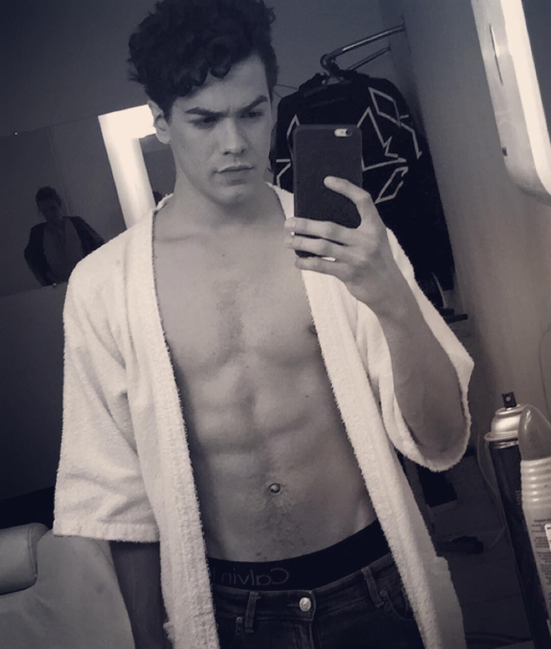 sam alves sem camisa preto e branco
