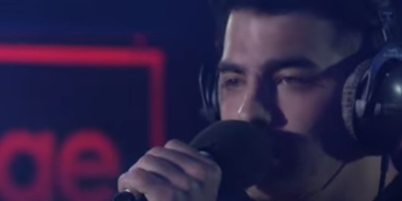 Joe Jonas faz cover de Selena Gomez