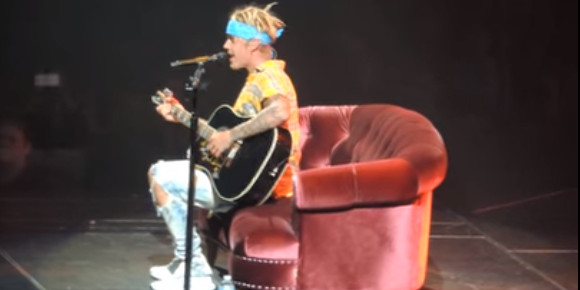 Justin Bieber canta "Cry Me a River" em show