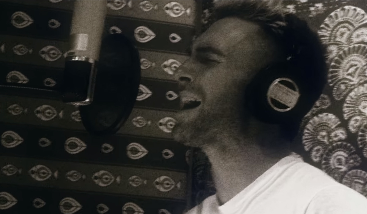 adam levine cantando em preto e branco