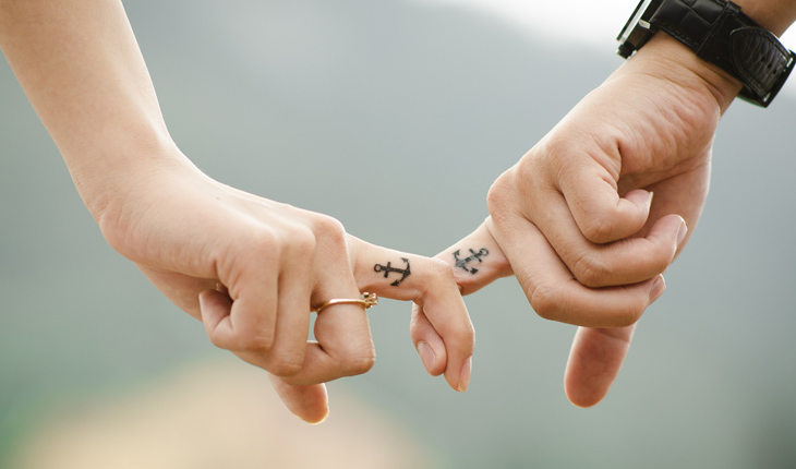 dedos de casal juntos