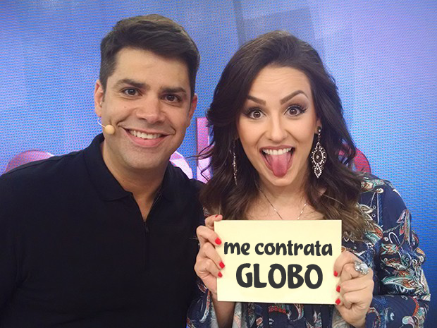 kefera com lair reno segurando uma plaquinha