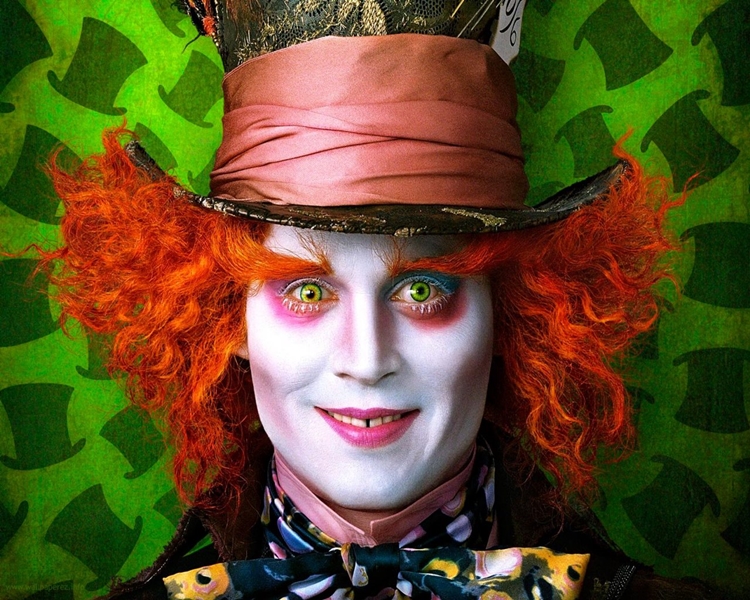 Johnny Depp se veste de Chapeleiro Maluco e participa de pegadinha na Disney