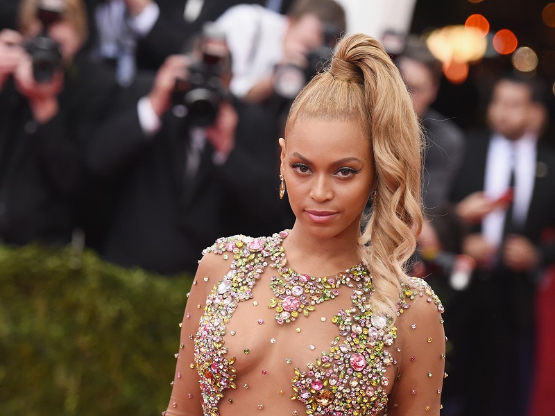 Beyoncé bem diva de cabelo loiro!