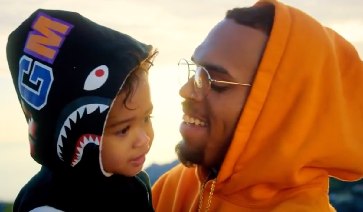 Chris Brown e filha Royalty em clipe Where she is