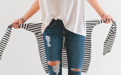 Look Minimalista calça jeans rasgada e blusa listrada