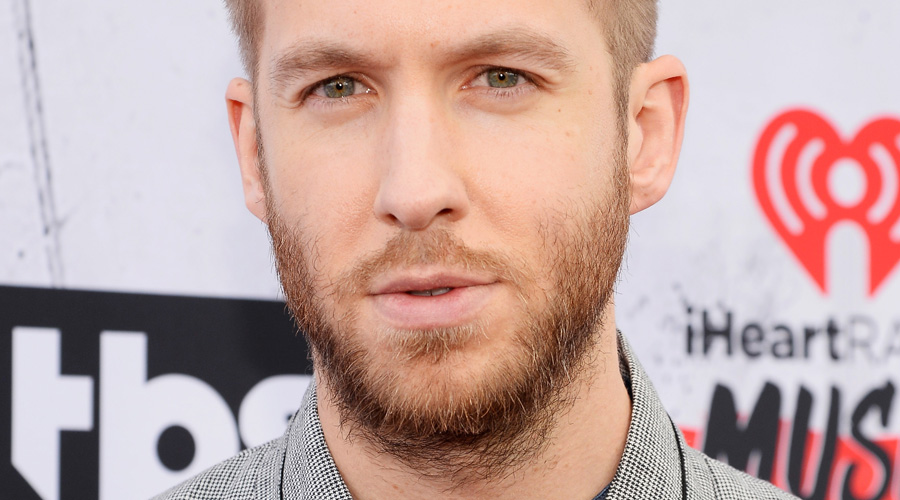 Calvin Harris com blusa cinza