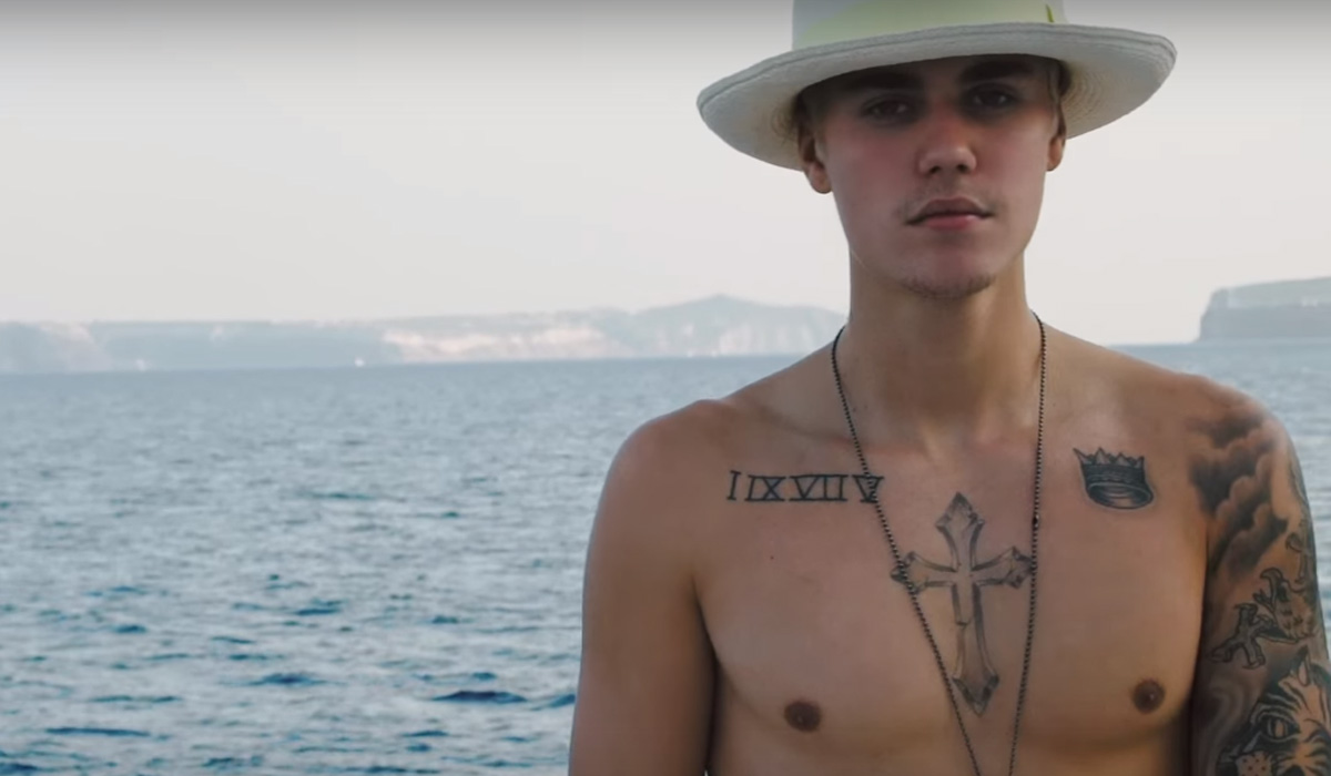 Justin Bieber sem camisa no clipe de company